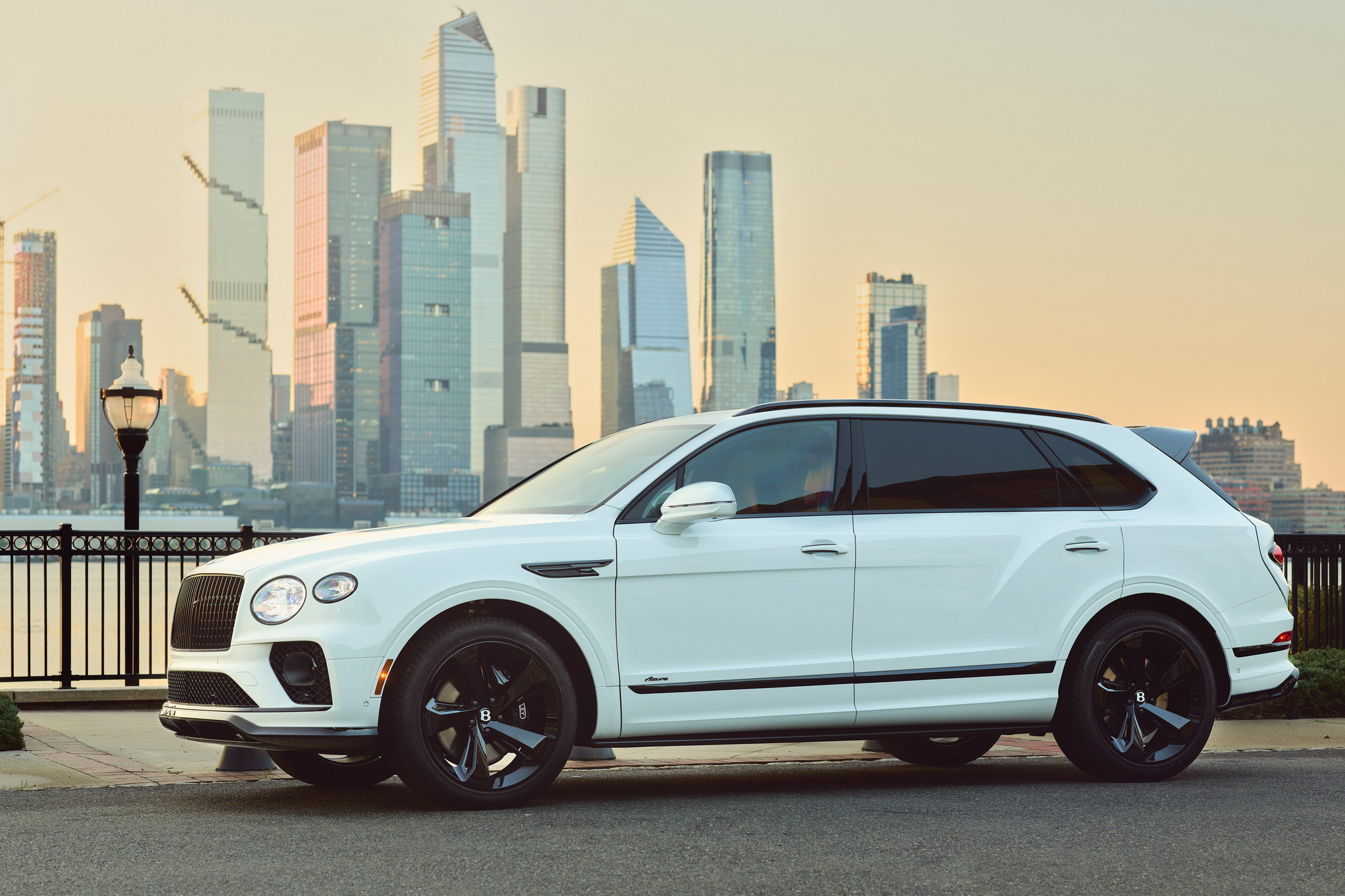 24MY Bentayga Range - 19 - Bentayga EWB Styling Specification_resize