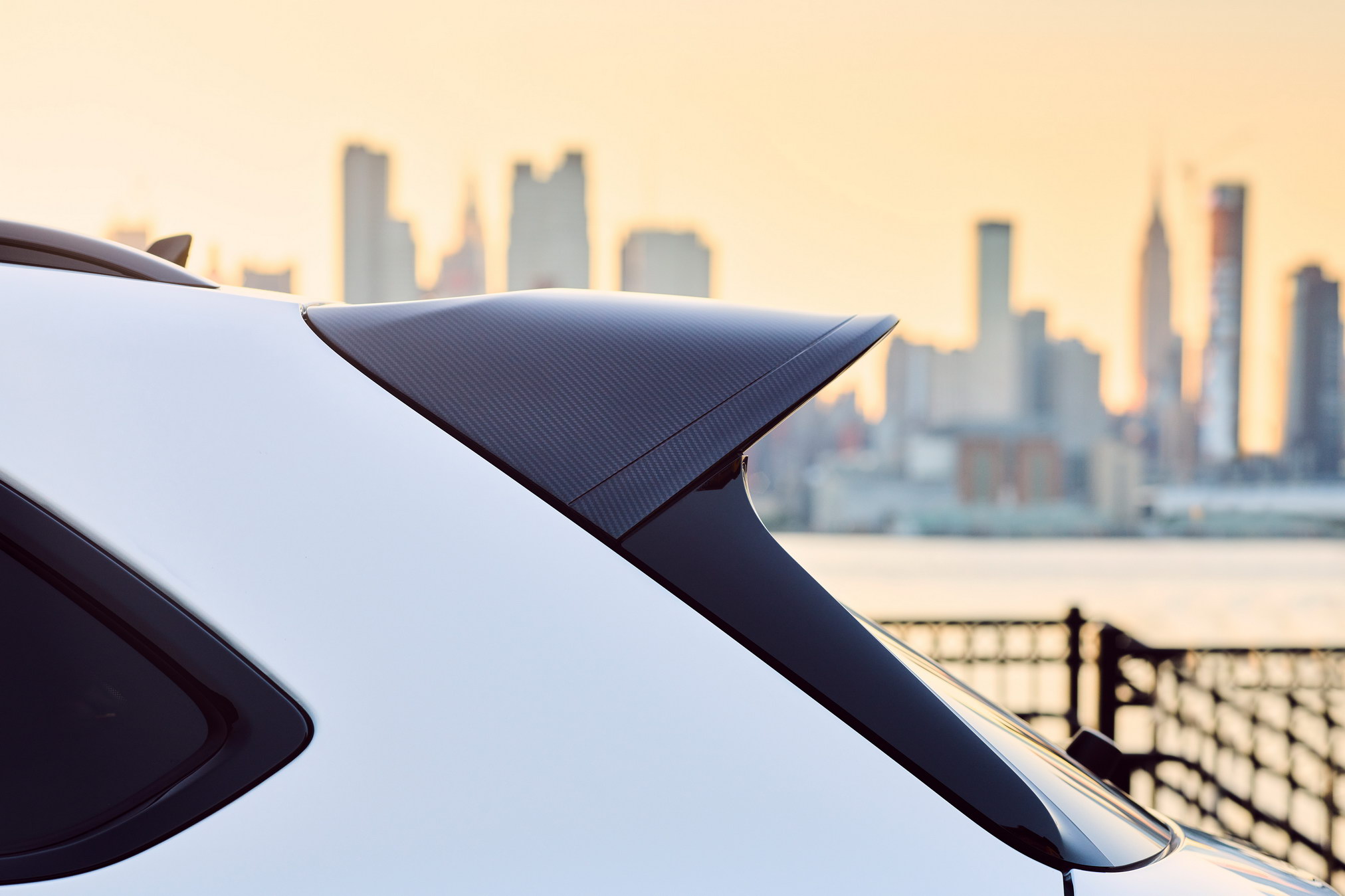 24MY Bentayga Range - 20 - Bentayga EWB Styling Specification_resize