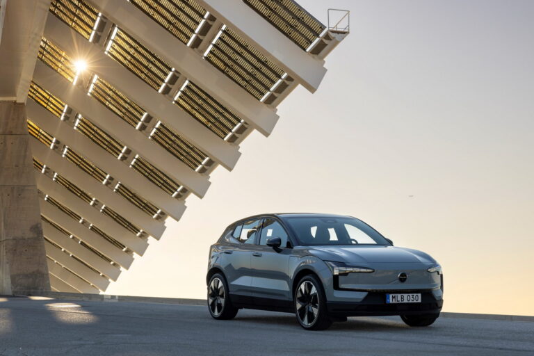 322825_318777_Volvo_EX30_Vapour_Grey_Exterior