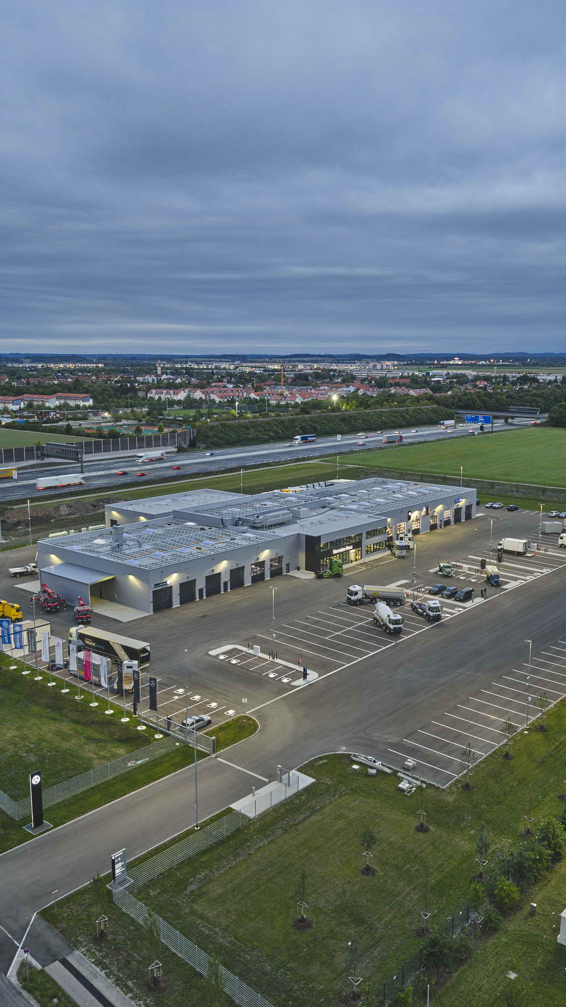 Daimler Truck eröffnet neuen Standort für Vertrieb und Service von Lkw und Bussen in Aschheim bei MünchenDaimler Truck opens new sales and service center for trucks and buses in Aschheim near Munich