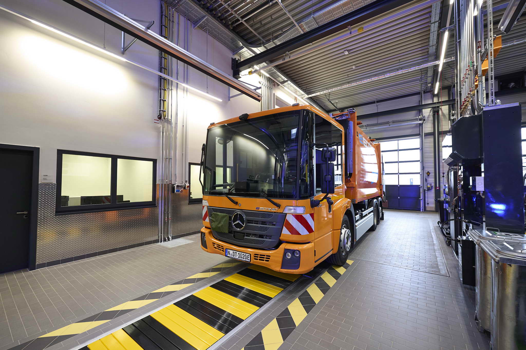 Daimler Truck eröffnet neuen Standort für Vertrieb und Service von Lkw und Bussen in Aschheim bei MünchenDaimler Truck opens new sales and service center for trucks and buses in Aschheim near Munich