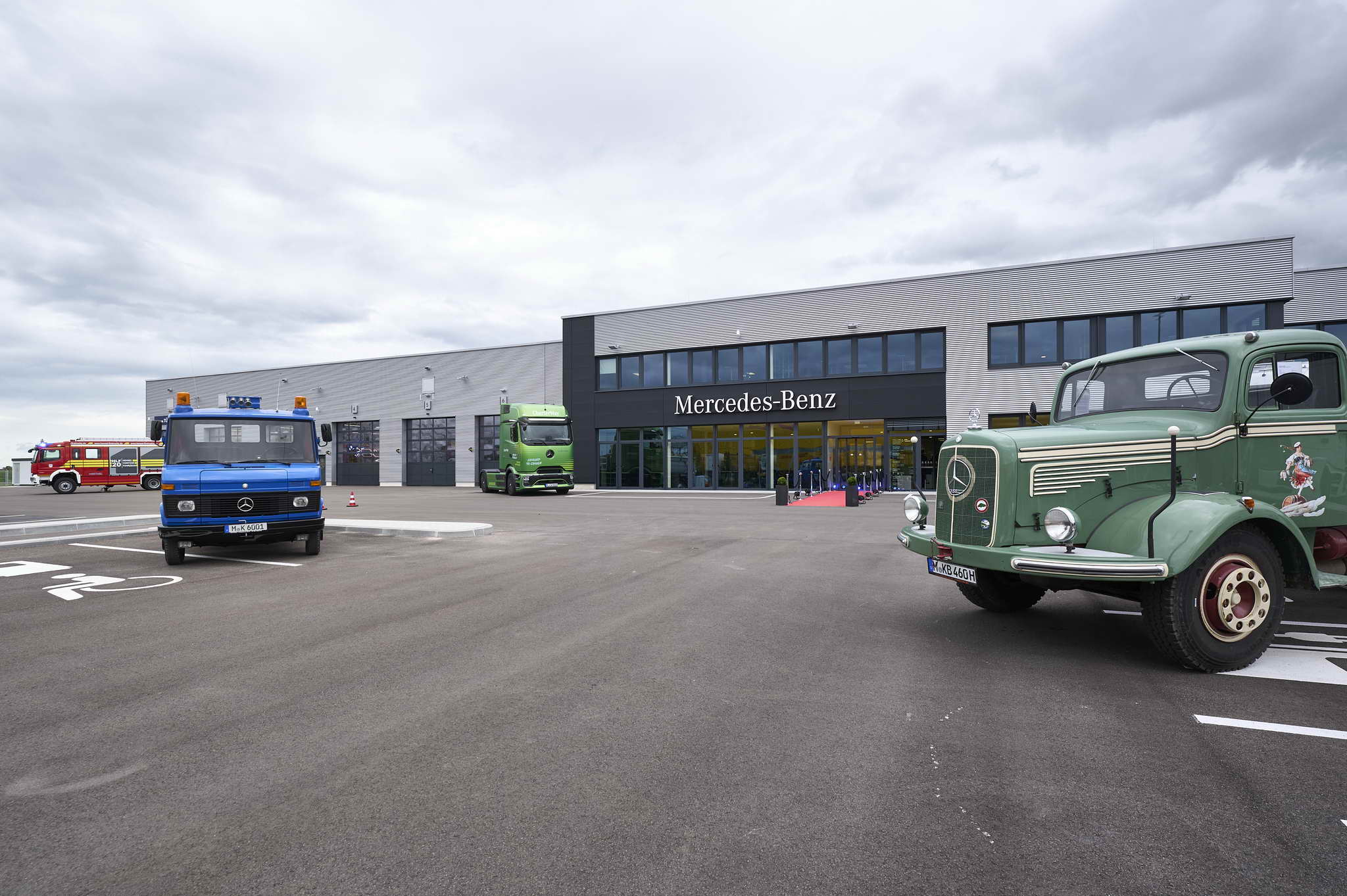Daimler Truck eröffnet neuen Standort für Vertrieb und Service von Lkw und Bussen in Aschheim bei München
Daimler Truck opens new sales and service center for trucks and buses in Aschheim near Munich
