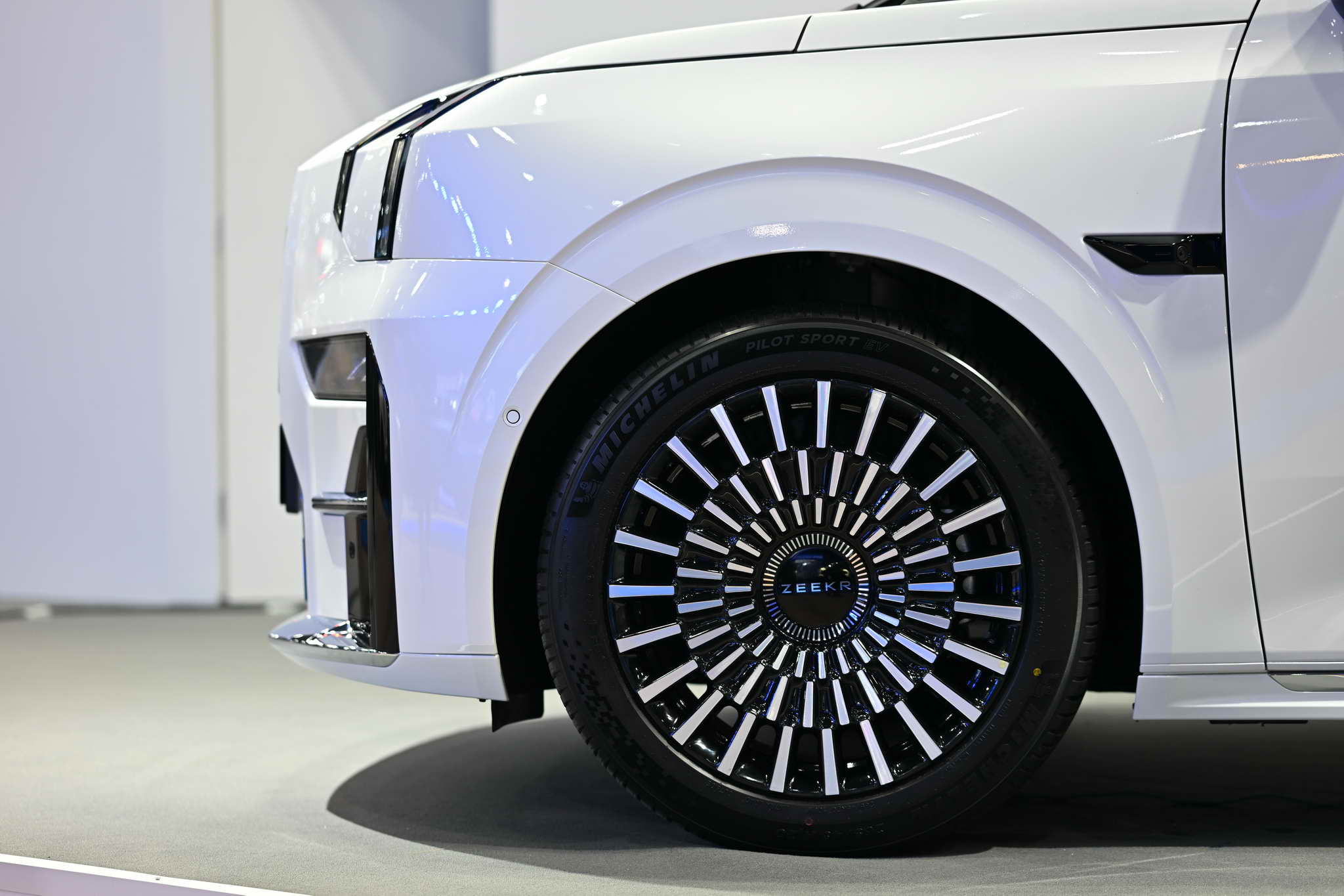 ZEEKR 009 6-Seater 4