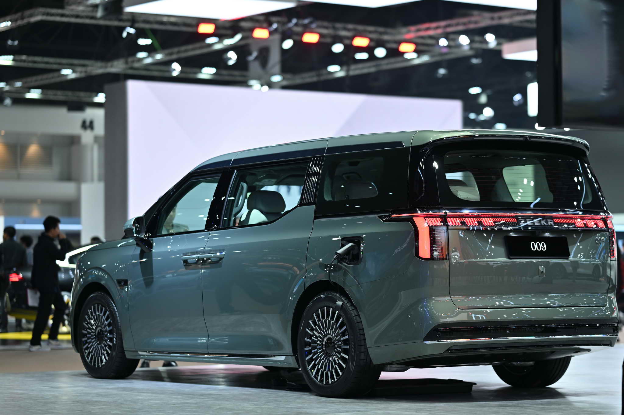 ZEEKR 009 7-Seater 6