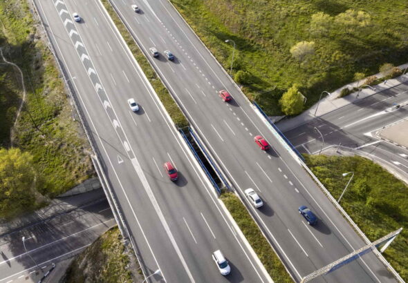coches-conduciendo-en-vista-aerea-de-la-calle-scaled